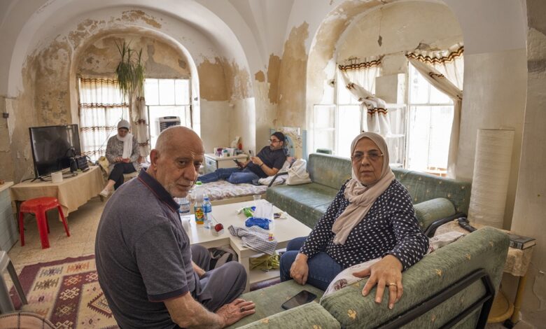 عائلة صب لبن في بيتها في البلدة القديمة من القدس المحتلة (تصوير: أ ف ب)