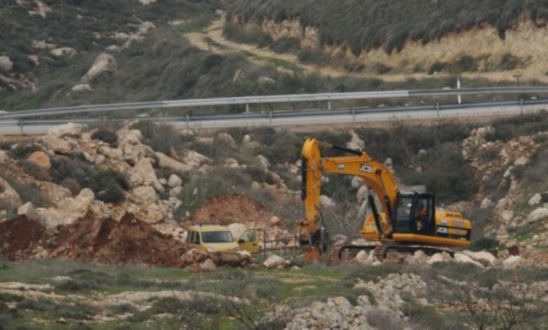 مستوطنون يشقون طريقاً استيطانياً غرب سلفيت