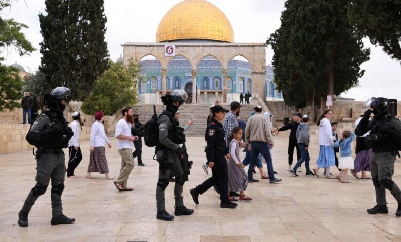 عشرات المستوطنين يقتحمون الأقصى